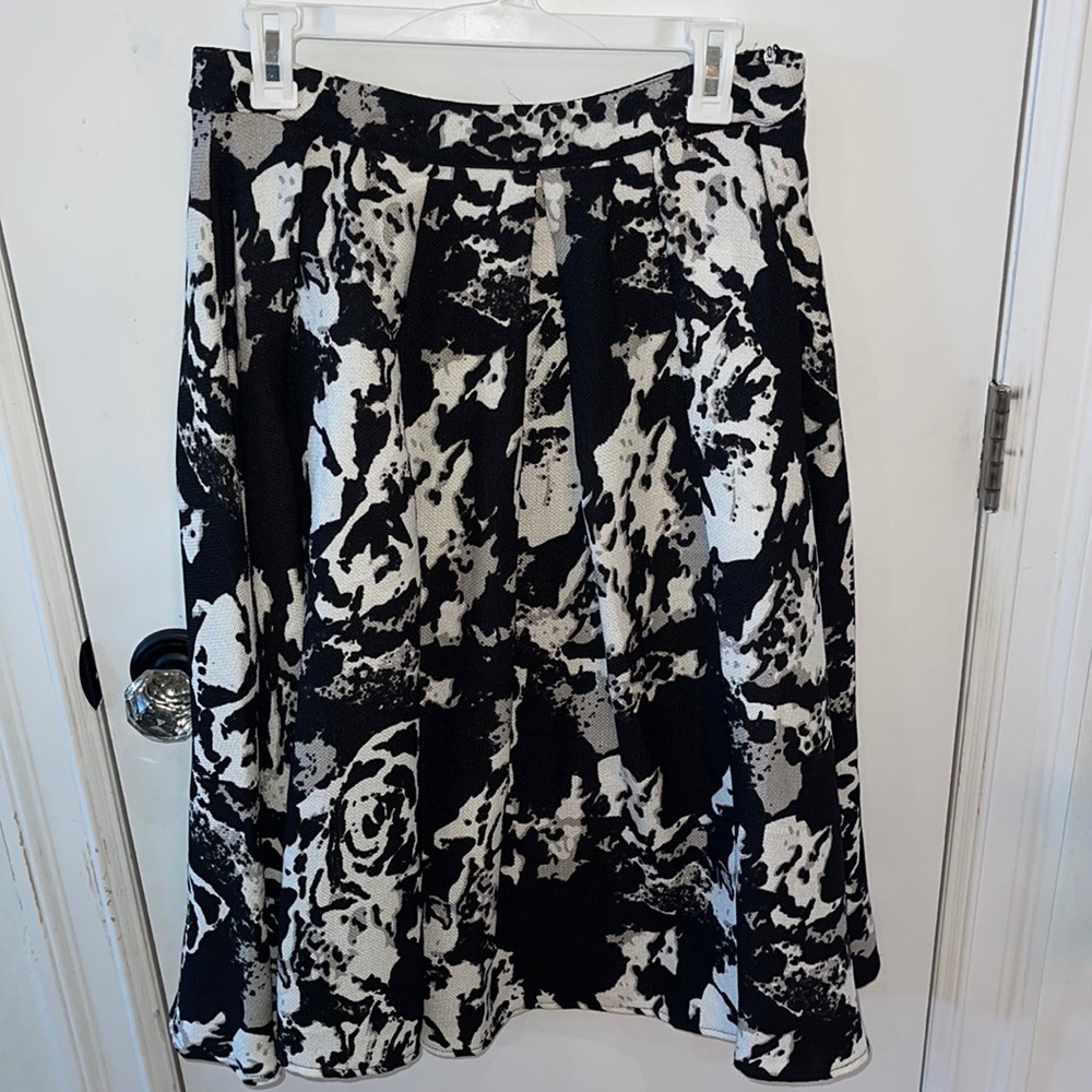 This is a black & white Lucy Paris skirt. Size L/Eur 42